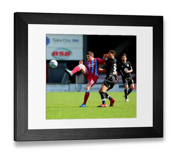 Framed Print : Battling for Supremacy: Hooper vs. Nyatanga in the Championship Clash between Scunthorpe and Bristol City (17 / 04 / 2010) Framed Print : Battling for Supremacy: Hooper vs. Nyatanga in the Championship Clash between Scunthorpe and Bristol City (17 / 04 / 2010)
