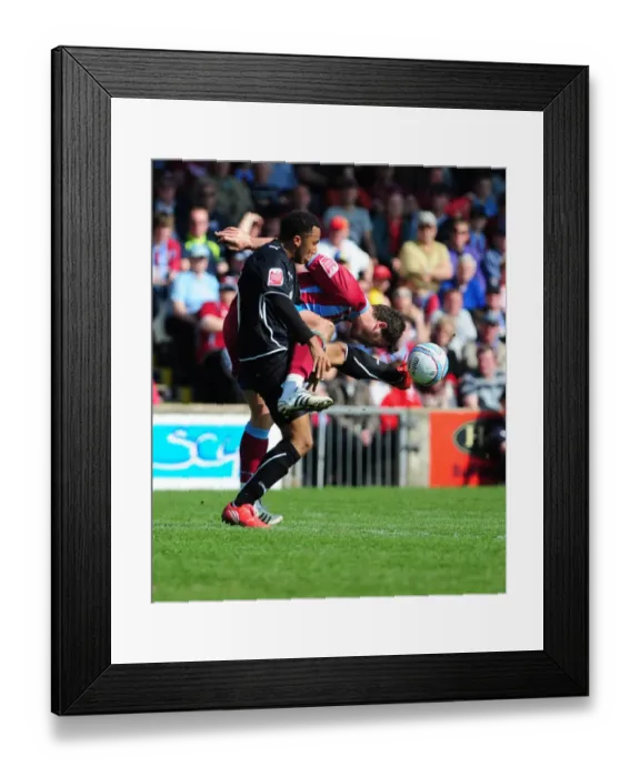 Framed Print : Battling for Supremacy: Maynard vs. Milne in the Championship Clash between Scunthorpe and Bristol City - 17 / 04 / 2010 Framed Print : Battling for Supremacy: Maynard vs. Milne in the Championship Clash between Scunthorpe and Bristol City - 17 / 04 / 2010