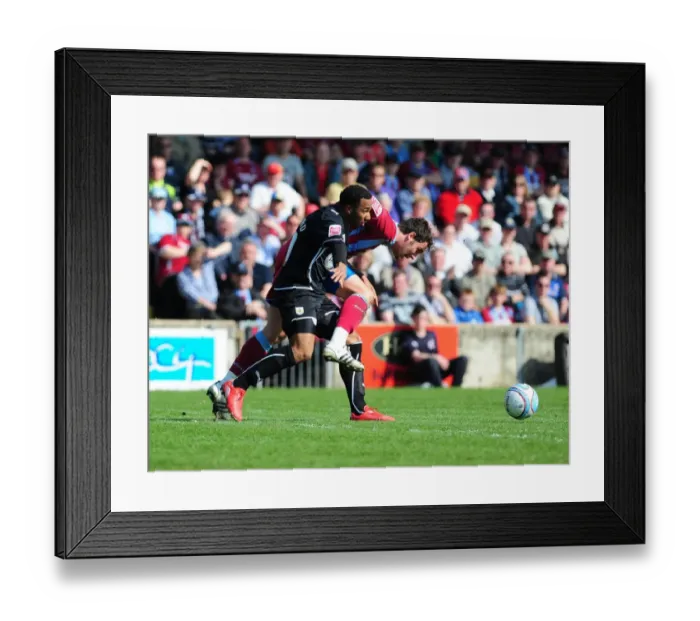Framed Print : Battling for Supremacy: Nicky Maynard vs. Kenny Milne in the Championship Clash between Scunthorpe United and Bristol City (17 / 04 / 2010) Framed Print : Battling for Supremacy: Nicky Maynard vs. Kenny Milne in the Championship Clash between Scunthorpe United and Bristol City (17 / 04 / 2010)