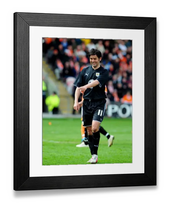 Framed Print : Paul Hartley in Action: Championship Showdown - Bristol City vs. Blackpool (02 / 05 / 2010)
