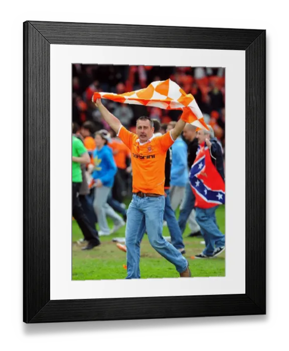 Framed Print : Blackpool Fans Euphoria: Celebrating Play-Off Qualification vs. Bristol City (02 / 05 / 2010) Framed Print : Blackpool Fans Euphoria: Celebrating Play-Off Qualification vs. Bristol City (02 / 05 / 2010)