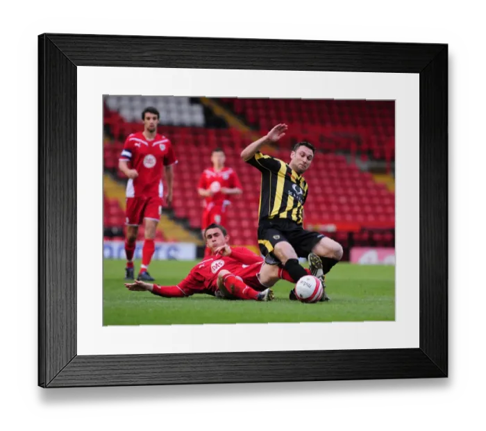 Framed Print : Bristol City Midfielder wins a tackle Framed Print : Bristol City Midfielder wins a tackle