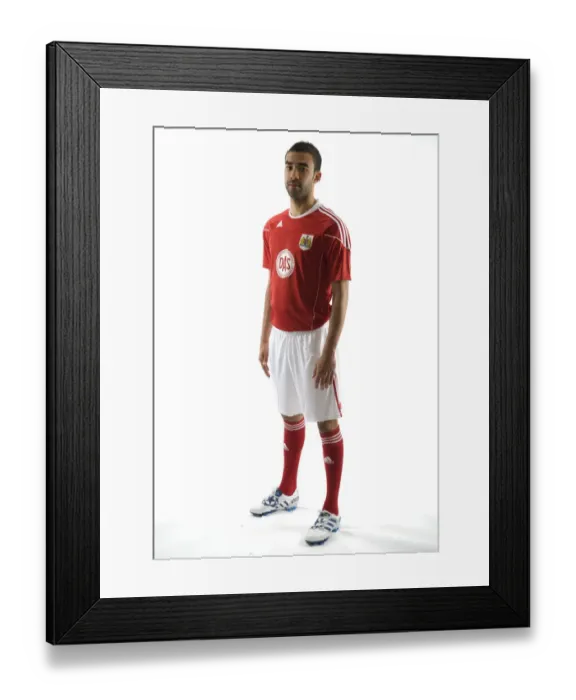 Framed Print : Bristol City First Team New Kit 09-10: A Fresh Look for the Robins
