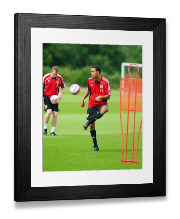 Framed Print : Bristol City FC: Lewin Nyatanga in Pre-Season Training Action Framed Print : Bristol City FC: Lewin Nyatanga in Pre-Season Training Action