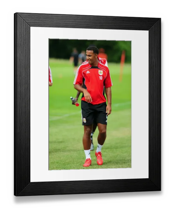 Framed Print : Bristol City's Nicky Maynard Gears Up for Championship Season during Pre-Season Training Framed Print : Bristol City's Nicky Maynard Gears Up for Championship Season during Pre-Season Training