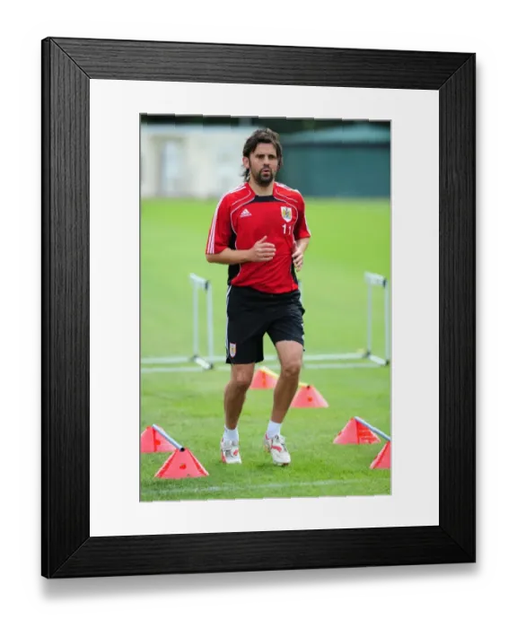 Framed Print : Bristol City FC: Paul Hartley in Focus during Championship Pre-Season Training Framed Print : Bristol City FC: Paul Hartley in Focus during Championship Pre-Season Training