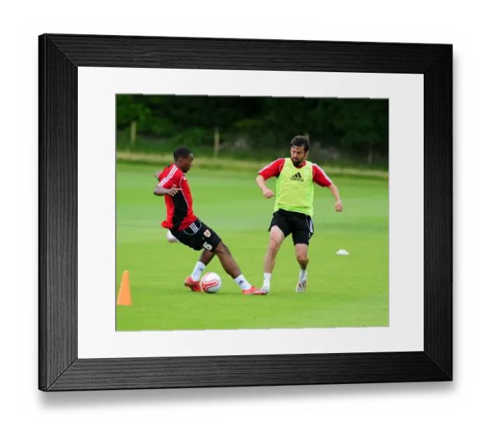 Framed Print : Bristol City: Marlon Jackson vs Paul Hartley - Intense Training Tackle