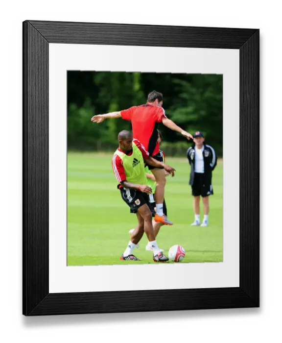 Framed Print : Bristol Citys Marvin Elliott challenges for the ariel ball with Bristol Citys Ivan Sproule Framed Print : Bristol Citys Marvin Elliott challenges for the ariel ball with Bristol Citys Ivan Sproule