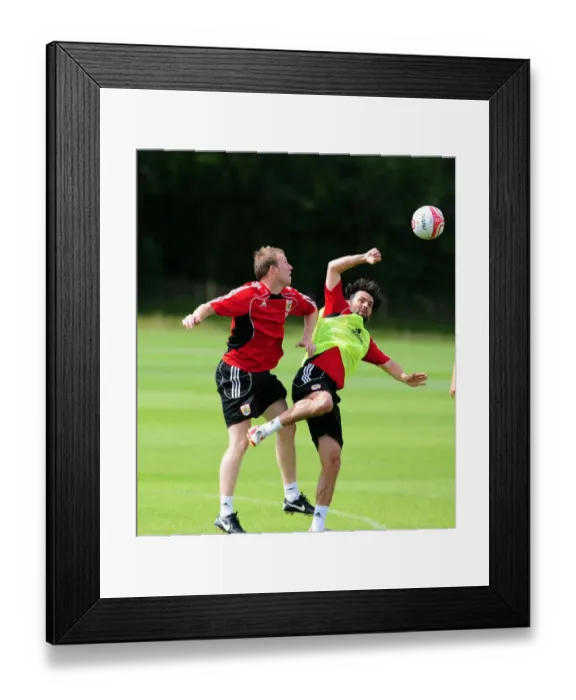 Framed Print : Bristol Citys David Clarkson challenges for the ariel ball with Bristol Citys Paul Hartley