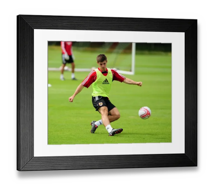Framed Print : Bristol City's Joe Edwards: Focused during Pre-Season Training Framed Print : Bristol City's Joe Edwards: Focused during Pre-Season Training