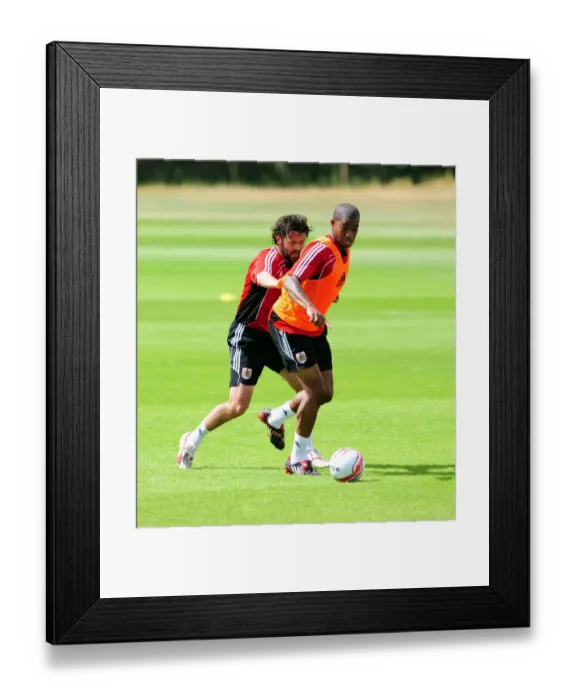 Framed Print : Bristol Citys Marvin Elliott challenges for the ball with Bristol Citys Paul Hartley
