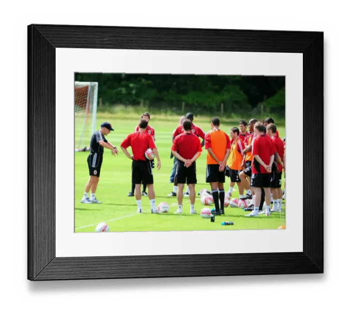 Framed Print : Bristol City Manager, Steve Coppell talks to the squad Framed Print : Bristol City Manager, Steve Coppell talks to the squad