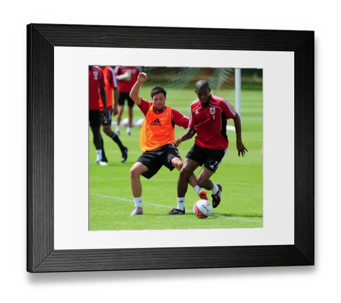 Framed Print : Bristol City: Ivan Sproule vs. Marvin Elliott - Intense Training Battle Framed Print : Bristol City: Ivan Sproule vs. Marvin Elliott - Intense Training Battle
