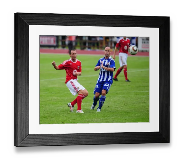 Framed Print : Bristol Citys Gavin Williams plays the ball forward Framed Print : Bristol Citys Gavin Williams plays the ball forward