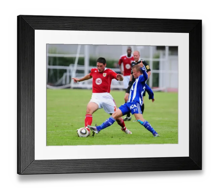 Framed Print : Bradley Orr Fights for Possession: IFK Gothenburg vs. Bristol City