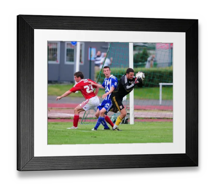 Framed Print : Stephen Henderson in Action: IFK Gothenburg vs. Bristol City Framed Print : Stephen Henderson in Action: IFK Gothenburg vs. Bristol City