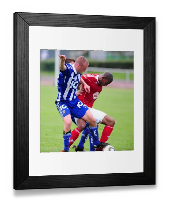Framed Print : Marvin Elliott in Action: IFK Gothenburg vs. Bristol City