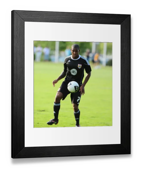 Framed Print : Marvin Elliott in Action: Bristol City vs Helsingborgs IF