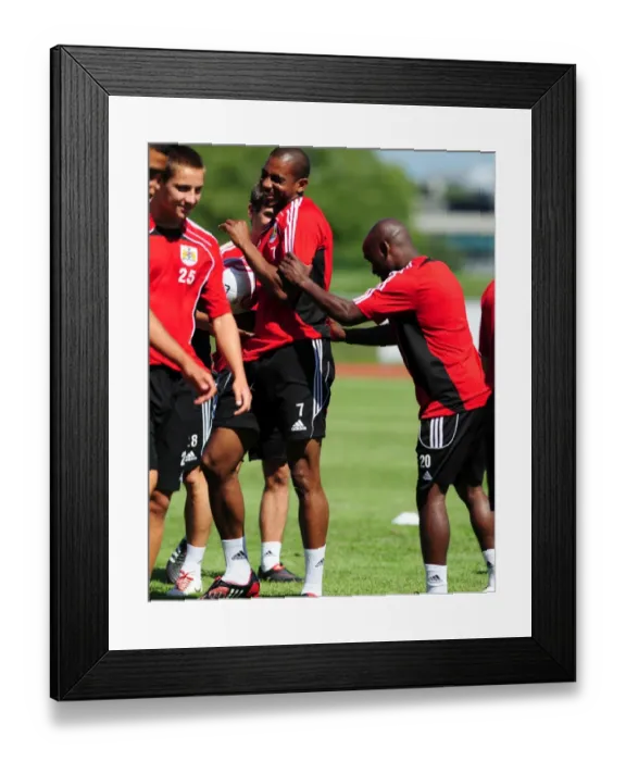 Framed Print : Bristol Citys Marvin Elliott shares a joke with team mates