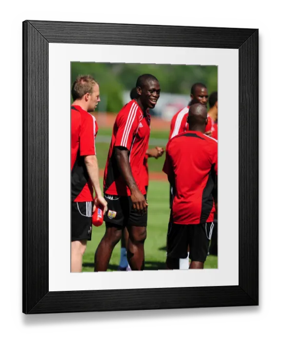 Framed Print : Bristol Citys John Akinde shares a joke with team mates Framed Print : Bristol Citys John Akinde shares a joke with team mates