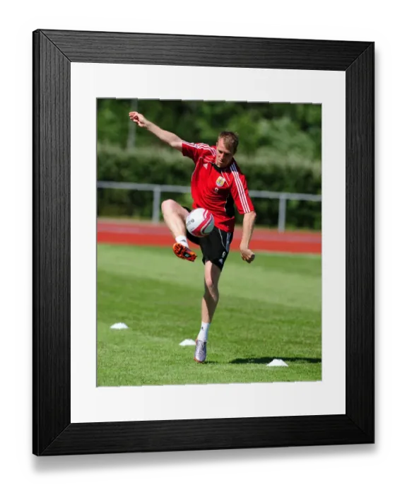 Framed Print : David Clarkson of Bristol City in Focus: Intense Training Session