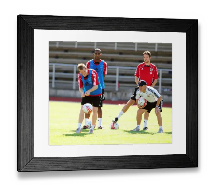 Framed Print : Bristol City: Manager Steve Coppell and Player David Clarkson in Focus during Intense Training Session