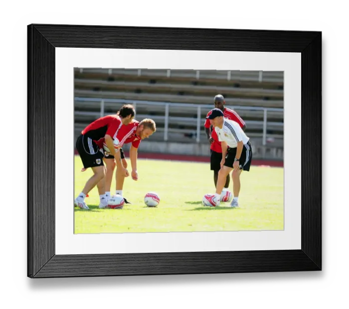 Framed Print : Bristol City Goalkeeper, Dean Gerken and Bristol City Manager, Steve Coppell enjoy training Framed Print : Bristol City Goalkeeper, Dean Gerken and Bristol City Manager, Steve Coppell enjoy training