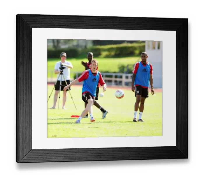 Framed Print : David Clarkson of Bristol City: Unwavering Concentration during Training Framed Print : David Clarkson of Bristol City: Unwavering Concentration during Training