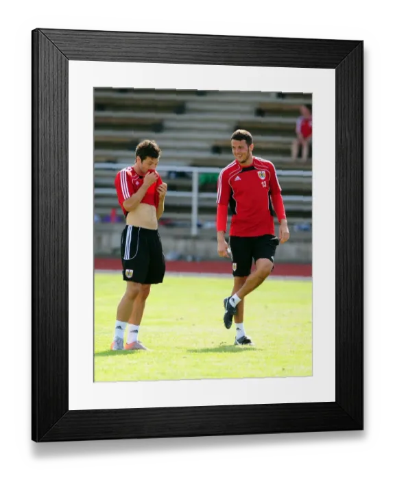 Framed Print : Bristol City FC: Ivan Sproule and Stephen Henderson in Training Focus Framed Print : Bristol City FC: Ivan Sproule and Stephen Henderson in Training Focus