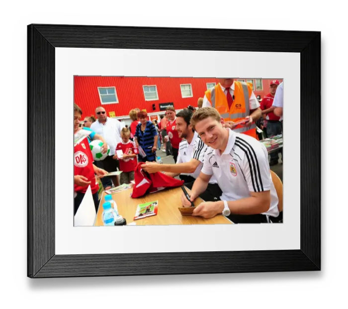 Framed Print : Bristol City Open Day 2010-11: A Behind-the-Scenes Look at the First Team's Season Framed Print : Bristol City Open Day 2010-11: A Behind-the-Scenes Look at the First Team's Season