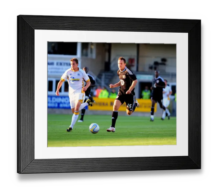 Framed Print : Bristol Citys Gavin Williams runs forward with the ball Framed Print : Bristol Citys Gavin Williams runs forward with the ball