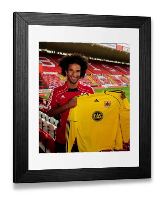 Framed Print : David James Joins Bristol City: English Goalkeeping Legend Signs for the Robins