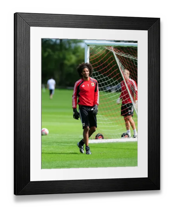 Framed Print : David James Kicks Off New Chapter at Bristol City: First Training Session Framed Print : David James Kicks Off New Chapter at Bristol City: First Training Session