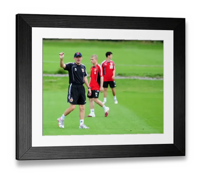 Framed Print : David James Joins Bristol City: First Training Session - Season 10-11 (New Signing) Framed Print : David James Joins Bristol City: First Training Session - Season 10-11 (New Signing)