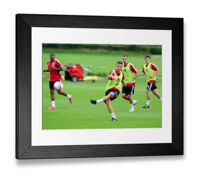 Framed Print : David James Joins Bristol City: First Training Session - Season 10-11 (New Signing) Framed Print : David James Joins Bristol City: First Training Session - Season 10-11 (New Signing)