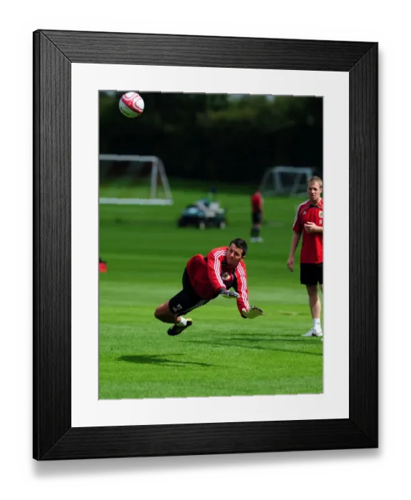 Framed Print : David James Joins Bristol City: First Training Session - Season 10-11 (New Signing) Framed Print : David James Joins Bristol City: First Training Session - Season 10-11 (New Signing)