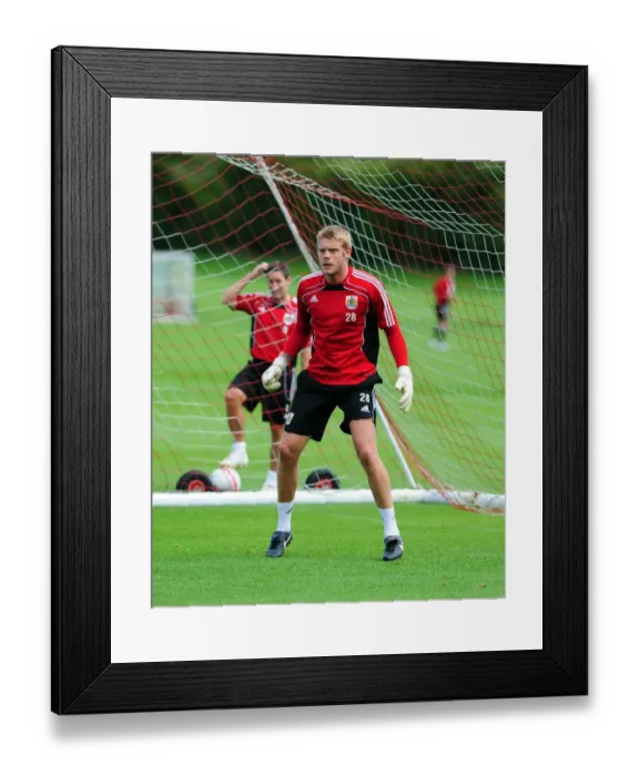 Framed Print : David James Joins Bristol City: First Training Session - Season 10-11 (New Signing) Framed Print : David James Joins Bristol City: First Training Session - Season 10-11 (New Signing)
