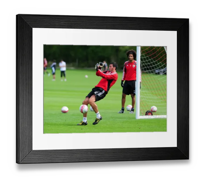 Framed Print : David James Joins Bristol City: First Training Session - Season 10-11 (New Signing) Framed Print : David James Joins Bristol City: First Training Session - Season 10-11 (New Signing)
