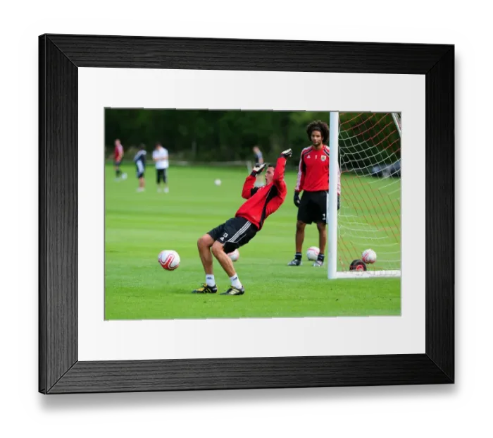 Framed Print : David James Joins Bristol City: First Training Session - Season 10-11 (New Signing) Framed Print : David James Joins Bristol City: First Training Session - Season 10-11 (New Signing)