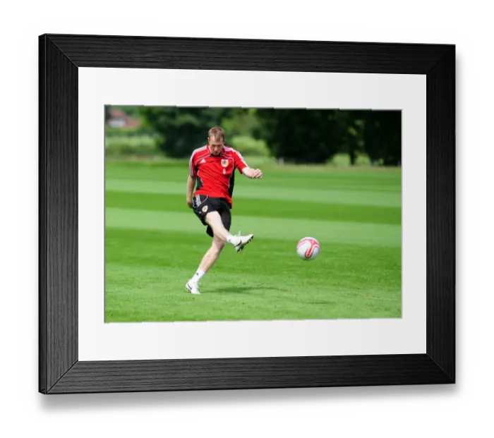Framed Print : David James Joins Bristol City: First Training Session - Season 10-11 (New Signing) Framed Print : David James Joins Bristol City: First Training Session - Season 10-11 (New Signing)