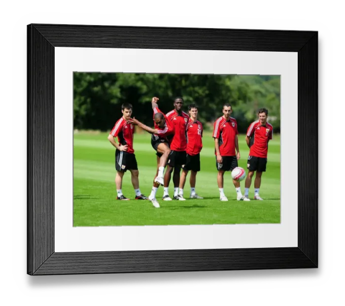 Framed Print : David James Joins Bristol City: First Training Session - Season 10-11 (New Signing) Framed Print : David James Joins Bristol City: First Training Session - Season 10-11 (New Signing)