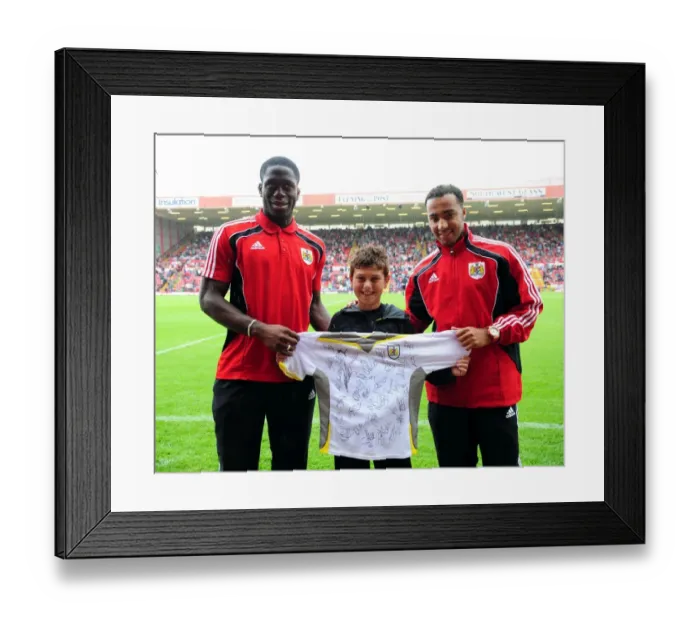 Framed Print : Football Showdown: Bristol City vs Millwall - Season 10-11 Framed Print : Football Showdown: Bristol City vs Millwall - Season 10-11