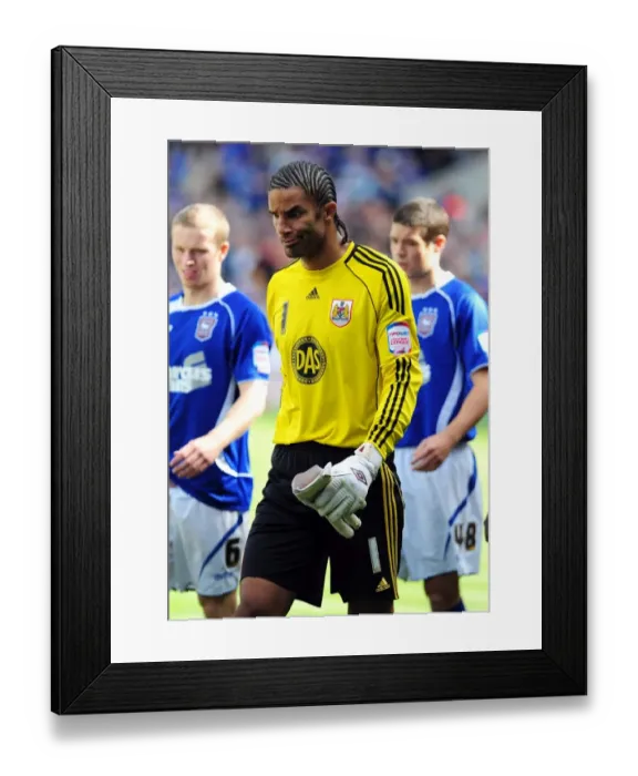 Framed Print : Championship Clash: David James in Action - Ipswich v Bristol City, 2010 Framed Print : Championship Clash: David James in Action - Ipswich v Bristol City, 2010