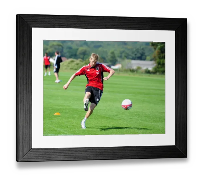 Framed Print : Bristol City First Team Training - Season 10-11 (2-9-10) Framed Print : Bristol City First Team Training - Season 10-11 (2-9-10)