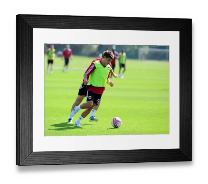 Framed Print : Bristol City First Team: Gearing Up for the 10-11 Season - September Training Framed Print : Bristol City First Team: Gearing Up for the 10-11 Season - September Training