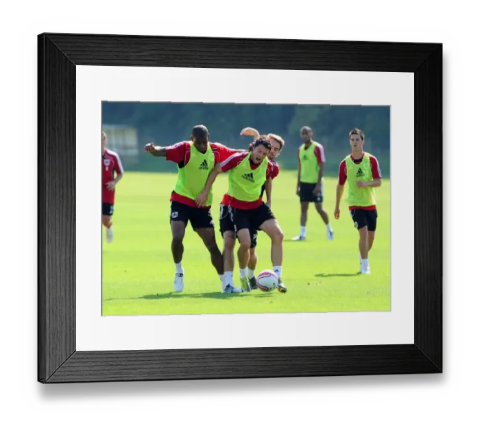 Framed Print : Bristol City First Team: Training Session - September 2010 (Season 10-11) Framed Print : Bristol City First Team: Training Session - September 2010 (Season 10-11)