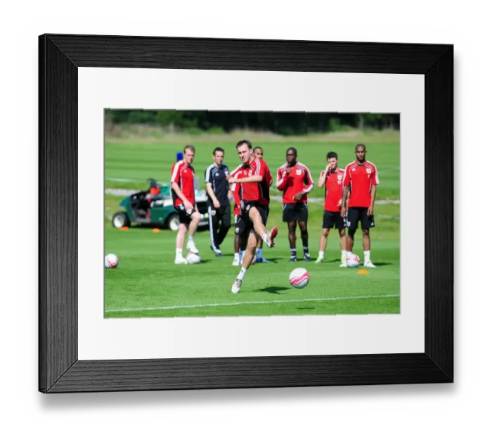 Framed Print : Bristol City First Team: Training Session - September 2, 2010: Preparing for Season 10-11 Framed Print : Bristol City First Team: Training Session - September 2, 2010: Preparing for Season 10-11
