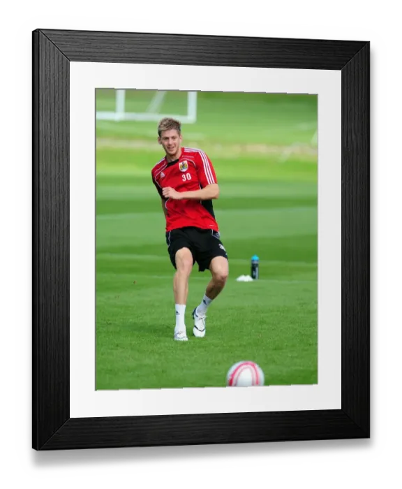 Framed Print : Bristol City First Team: Gearing Up for Season 10-11 - Training Session on September 9, 2010 Framed Print : Bristol City First Team: Gearing Up for Season 10-11 - Training Session on September 9, 2010