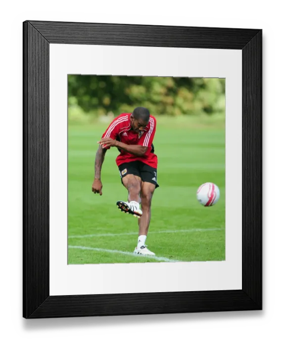 Framed Print : Bristol City First Team: Gearing Up for Season 10-11 - Training Session on September 9, 2010 Framed Print : Bristol City First Team: Gearing Up for Season 10-11 - Training Session on September 9, 2010