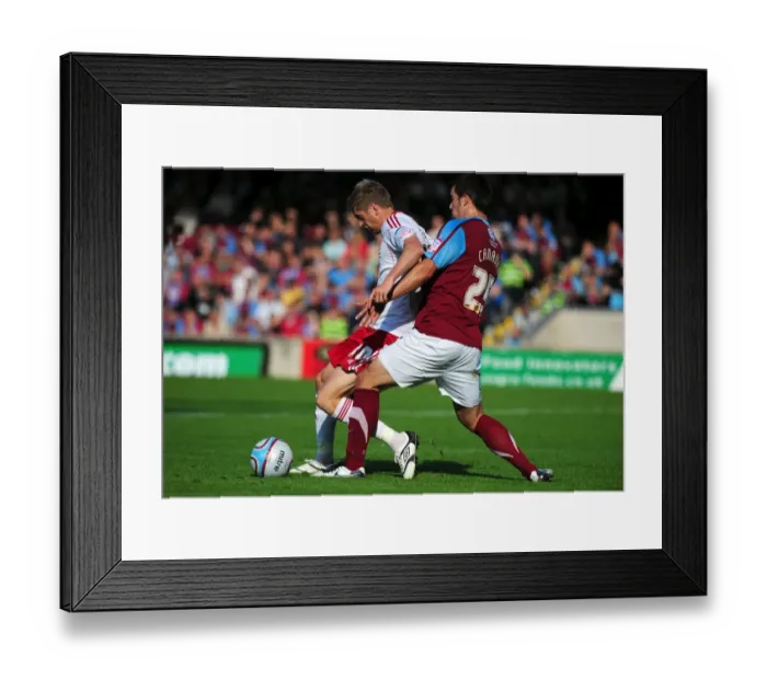 Framed Print : Bristol City's Jon Stead vs Scunthorpe's Niall Canavan: Championship Battle at Glanford Park (September 11, 2010)